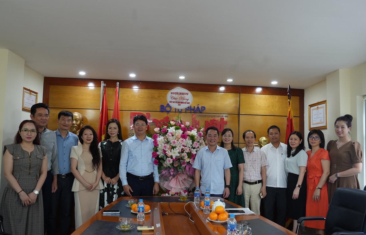 Lãnh đạo Bộ Tư pháp chúc mừng Ngày Báo chí cách mạng Việt Nam 21/6