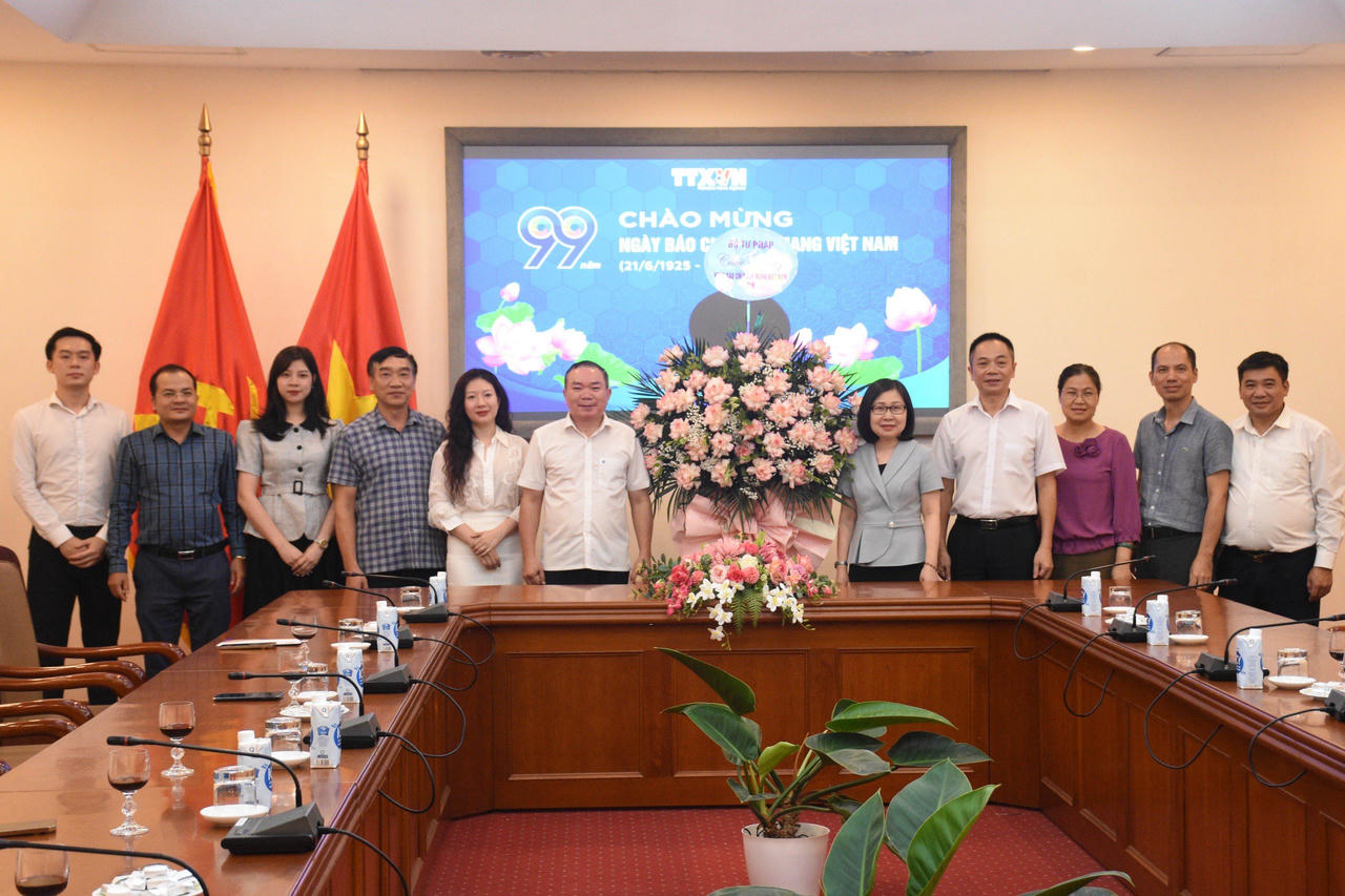 Lãnh đạo Bộ Tư pháp chúc mừng Ngày Báo chí cách mạng Việt Nam 21/6