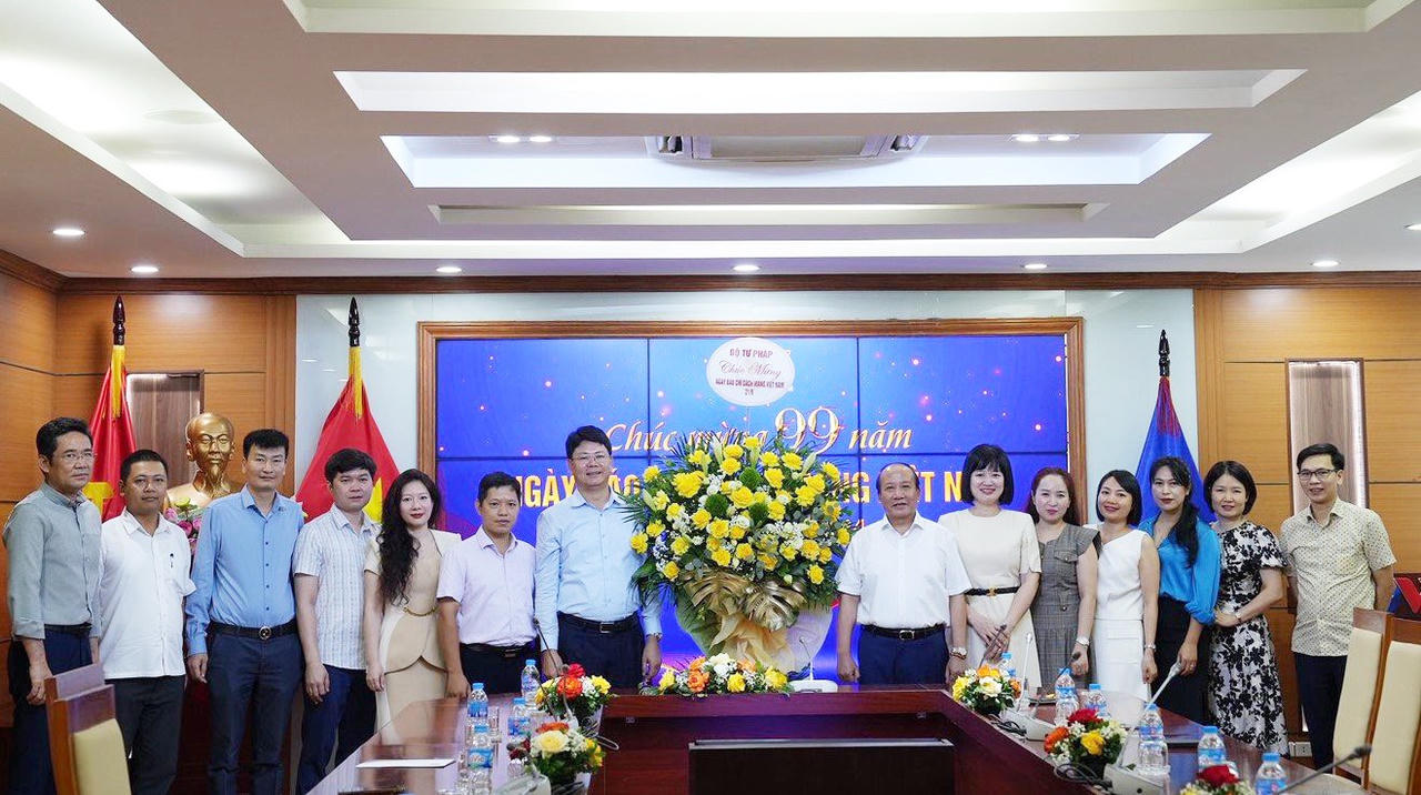 Lãnh đạo Bộ Tư pháp chúc mừng Ngày Báo chí cách mạng Việt Nam 21/6