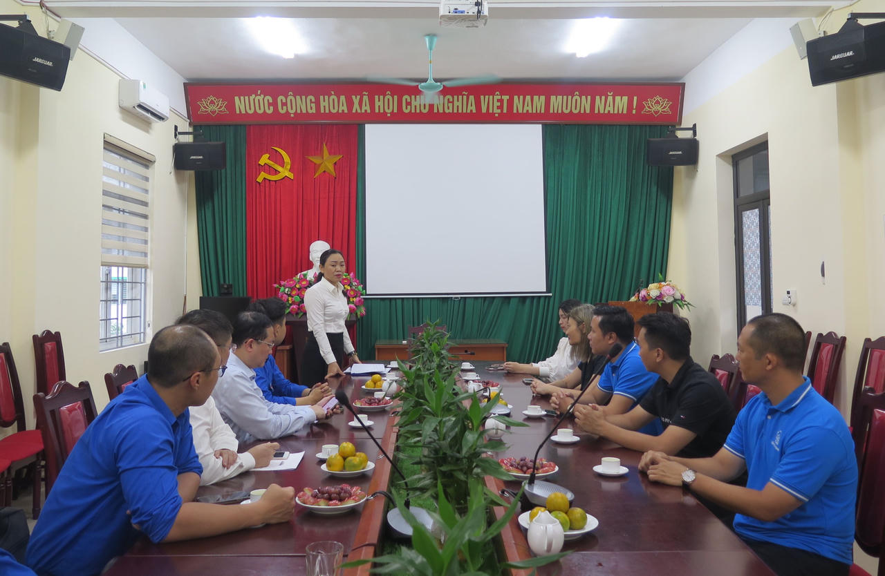 Cục Phổ biến, giáo dục pháp luật thăm, tặng quà thương binh, liệt sỹ tại xã Đặng Xá