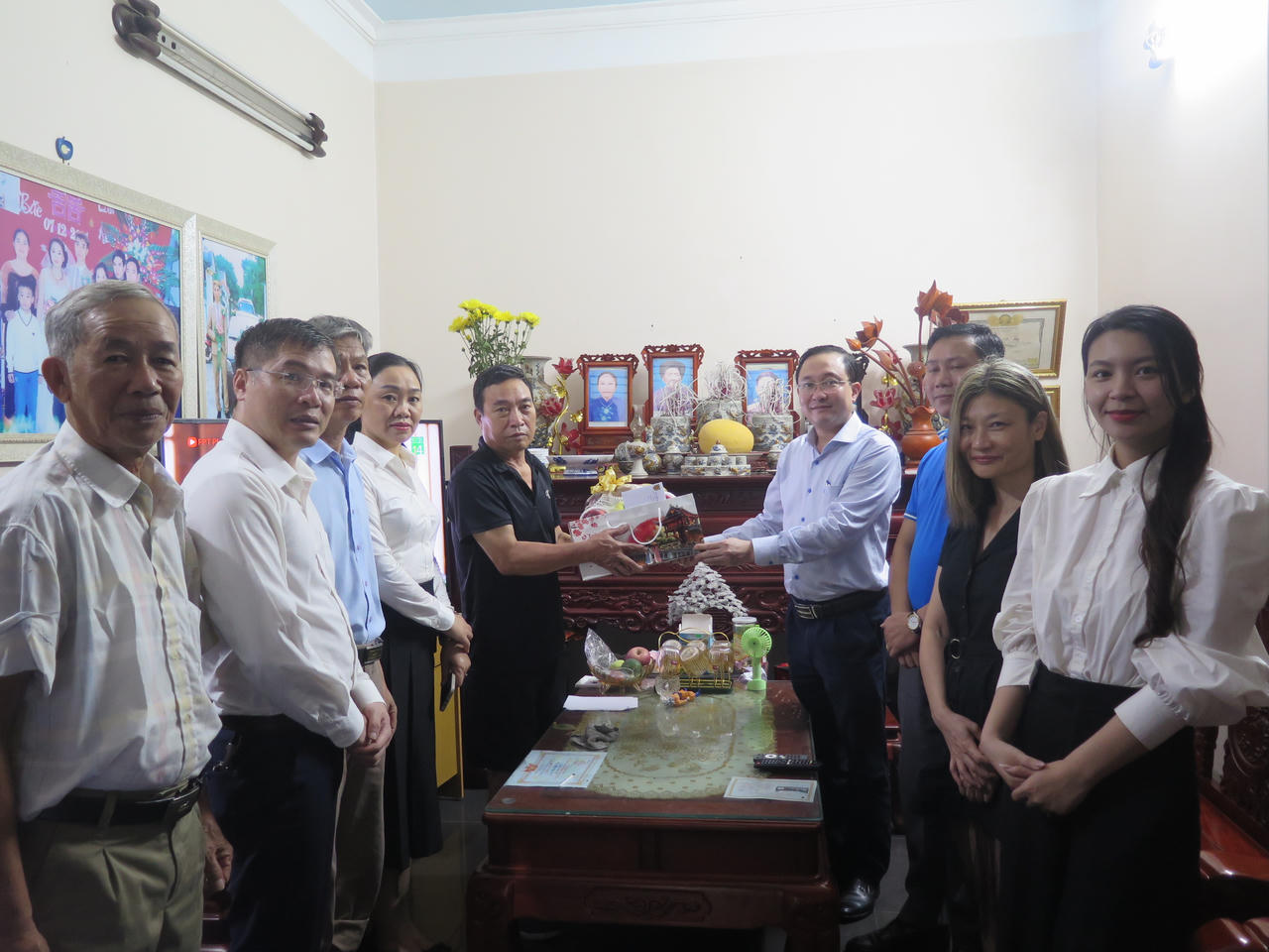 Cục Phổ biến, giáo dục pháp luật thăm, tặng quà thương binh, liệt sỹ tại xã Đặng Xá