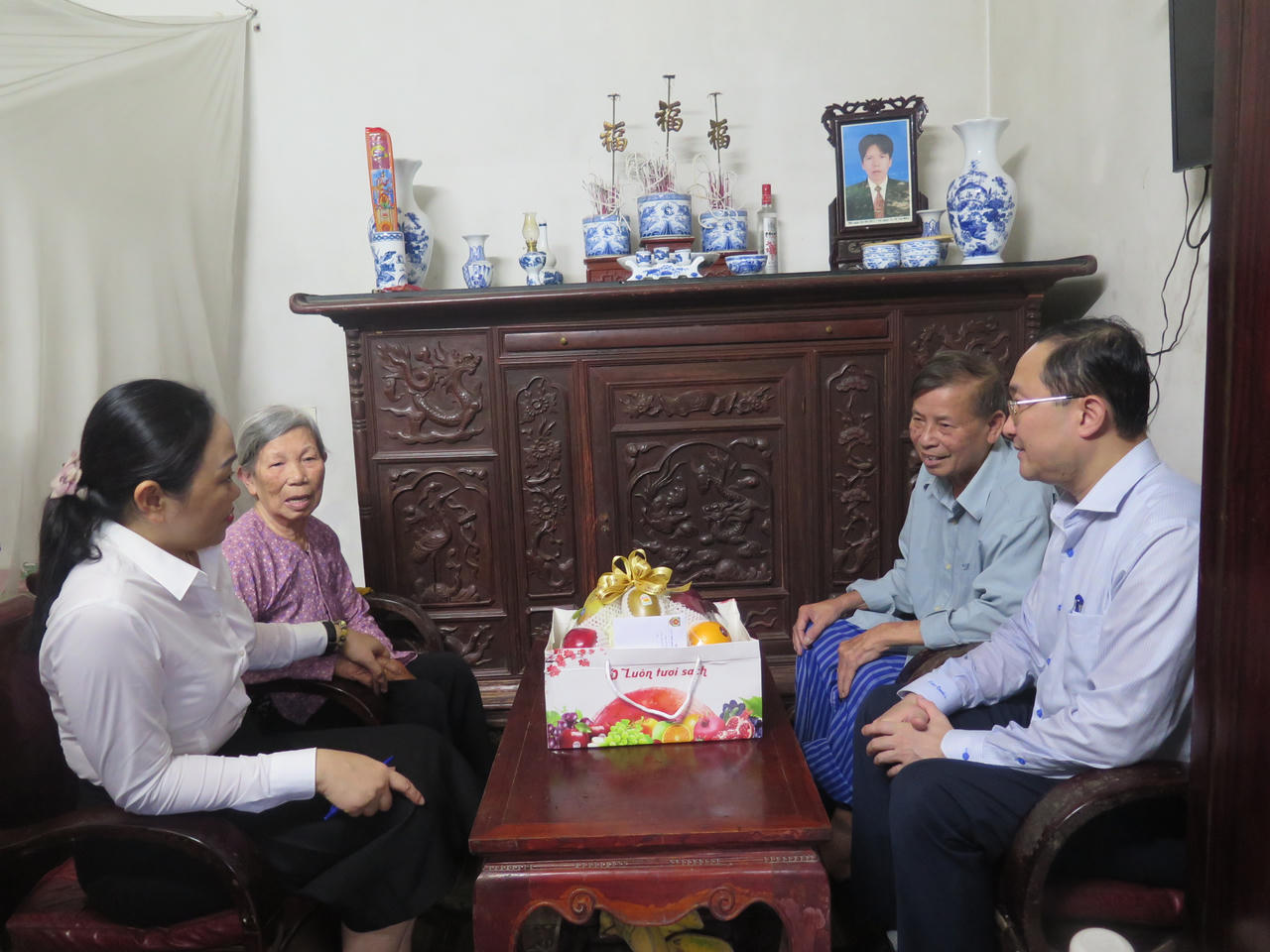 Cục Phổ biến, giáo dục pháp luật thăm, tặng quà thương binh, liệt sỹ tại xã Đặng Xá