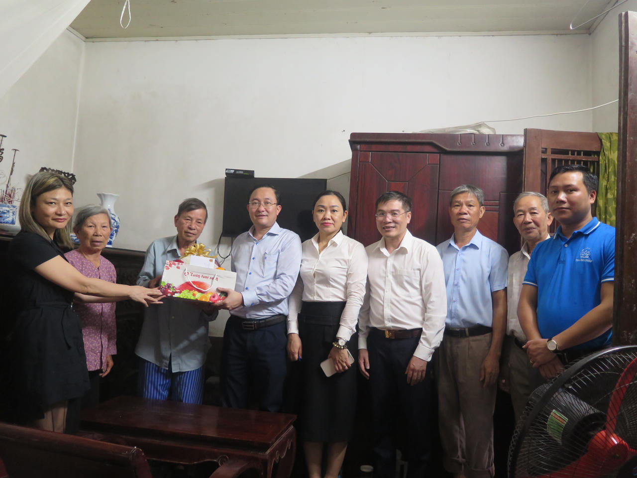 Cục Phổ biến, giáo dục pháp luật thăm, tặng quà thương binh, liệt sỹ tại xã Đặng Xá