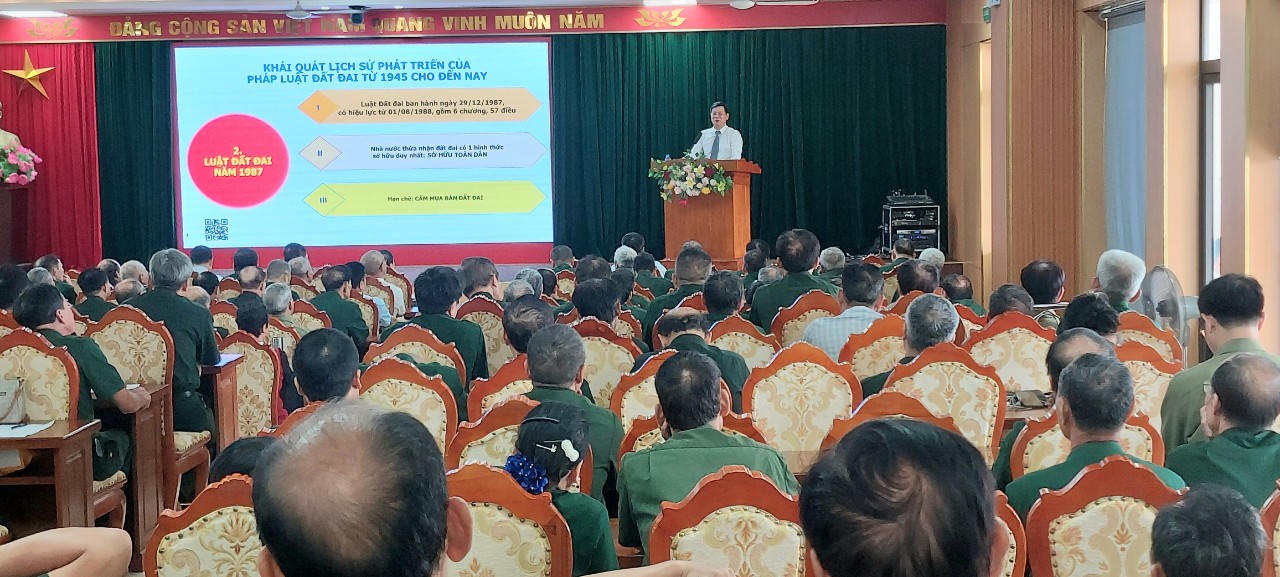 Đoàn Luật sư TP Hà Nội tuyên truyền Luật Đất đai và trao quà tri ân cho thương, bệnh binh, gia đình chính sách