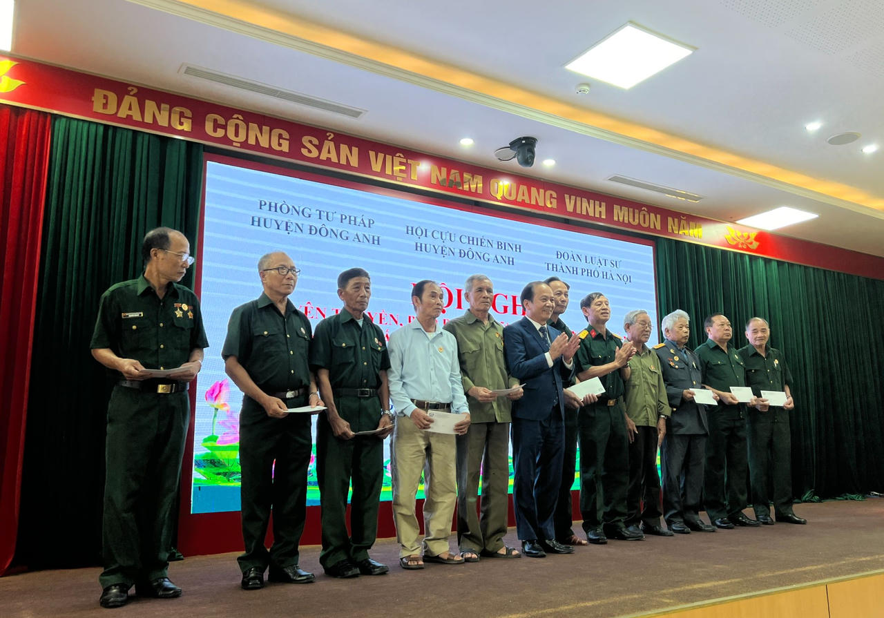 Đoàn Luật sư TP Hà Nội tuyên truyền Luật Đất đai và trao quà tri ân cho thương, bệnh binh, gia đình chính sách