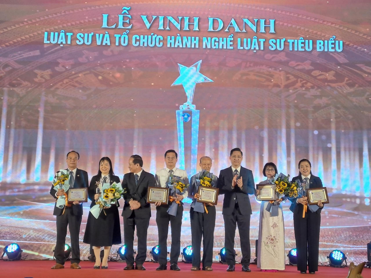 Vinh danh 18 luật sư, tổ chức hành nghề luật sư tiêu biểu