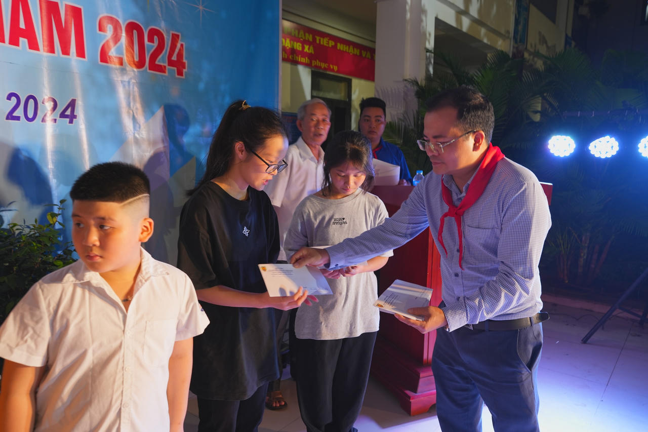 Cục Phổ biến, giáo dục pháp luật: Trao tặng tủ sách pháp luật và học bổng tại Gia Lâm