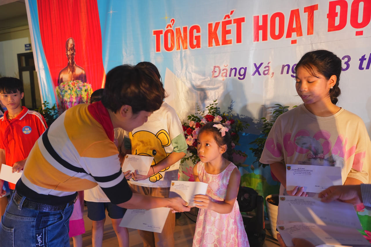 Cục Phổ biến, giáo dục pháp luật: Trao tặng tủ sách pháp luật và học bổng tại Gia Lâm