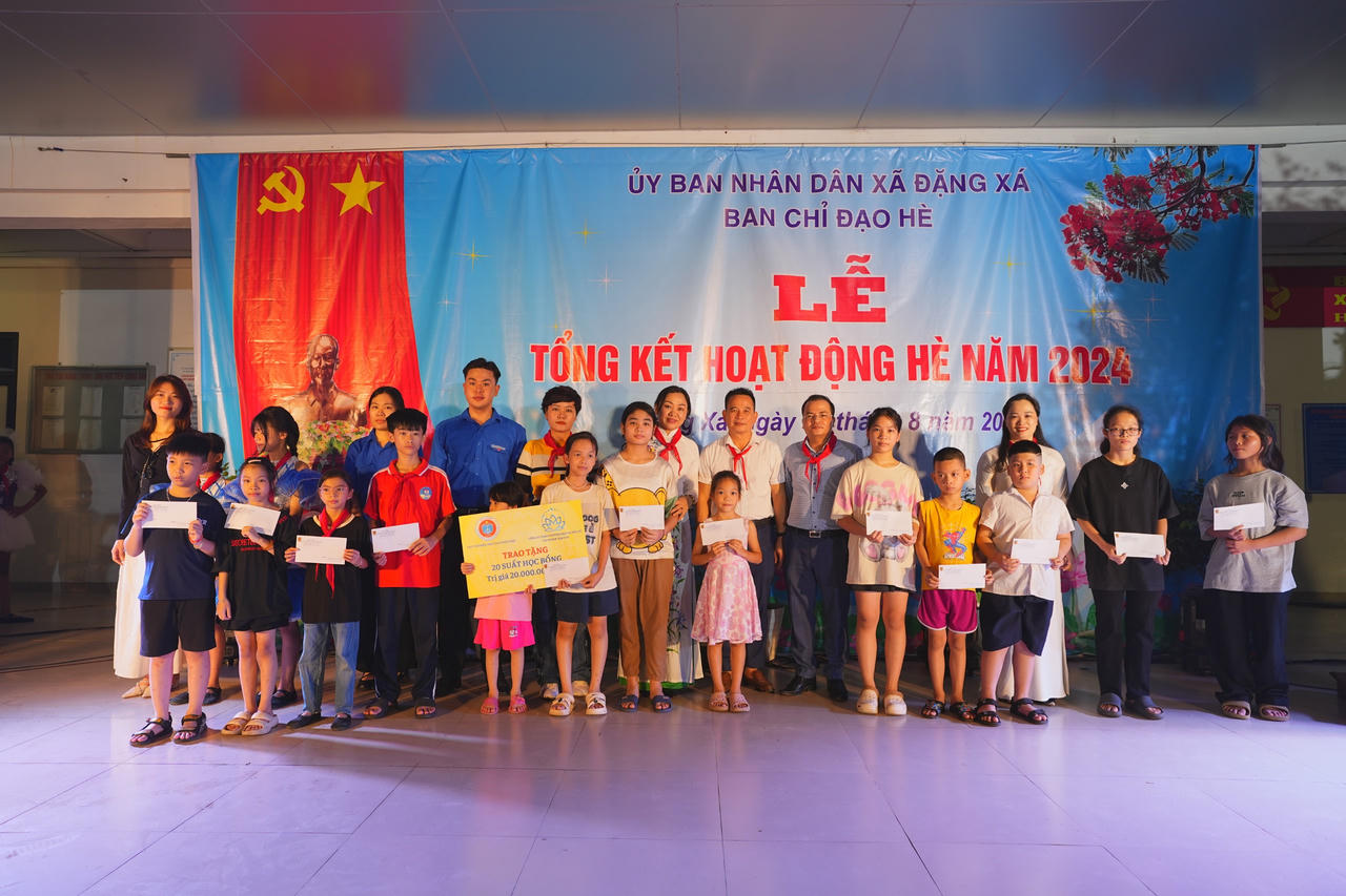 Cục Phổ biến, giáo dục pháp luật: Trao tặng tủ sách pháp luật và học bổng tại Gia Lâm