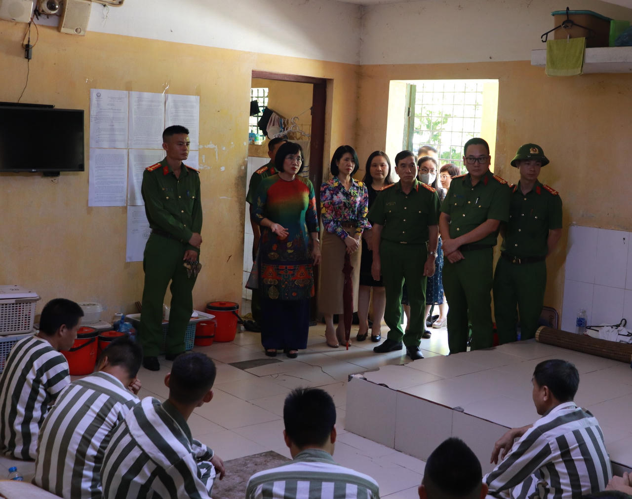 Thứ trưởng Đặng Hoàng Oanh kiểm tra công tác đặc xá tại Trại giam Suối Hai