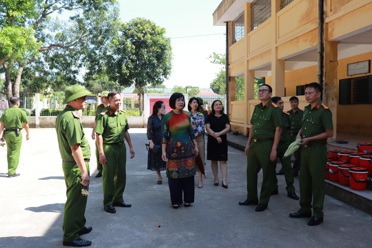 Thứ trưởng Đặng Hoàng Oanh kiểm tra công tác đặc xá tại Trại giam Suối Hai