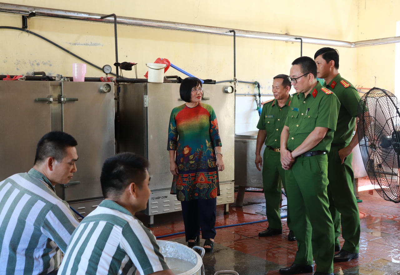 Thứ trưởng Đặng Hoàng Oanh kiểm tra công tác đặc xá tại Trại giam Suối Hai