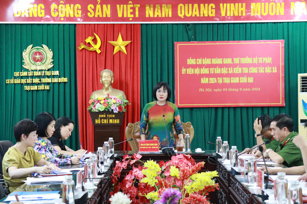 Thứ trưởng Đặng Hoàng Oanh kiểm tra công tác đặc xá tại Trại giam Suối Hai