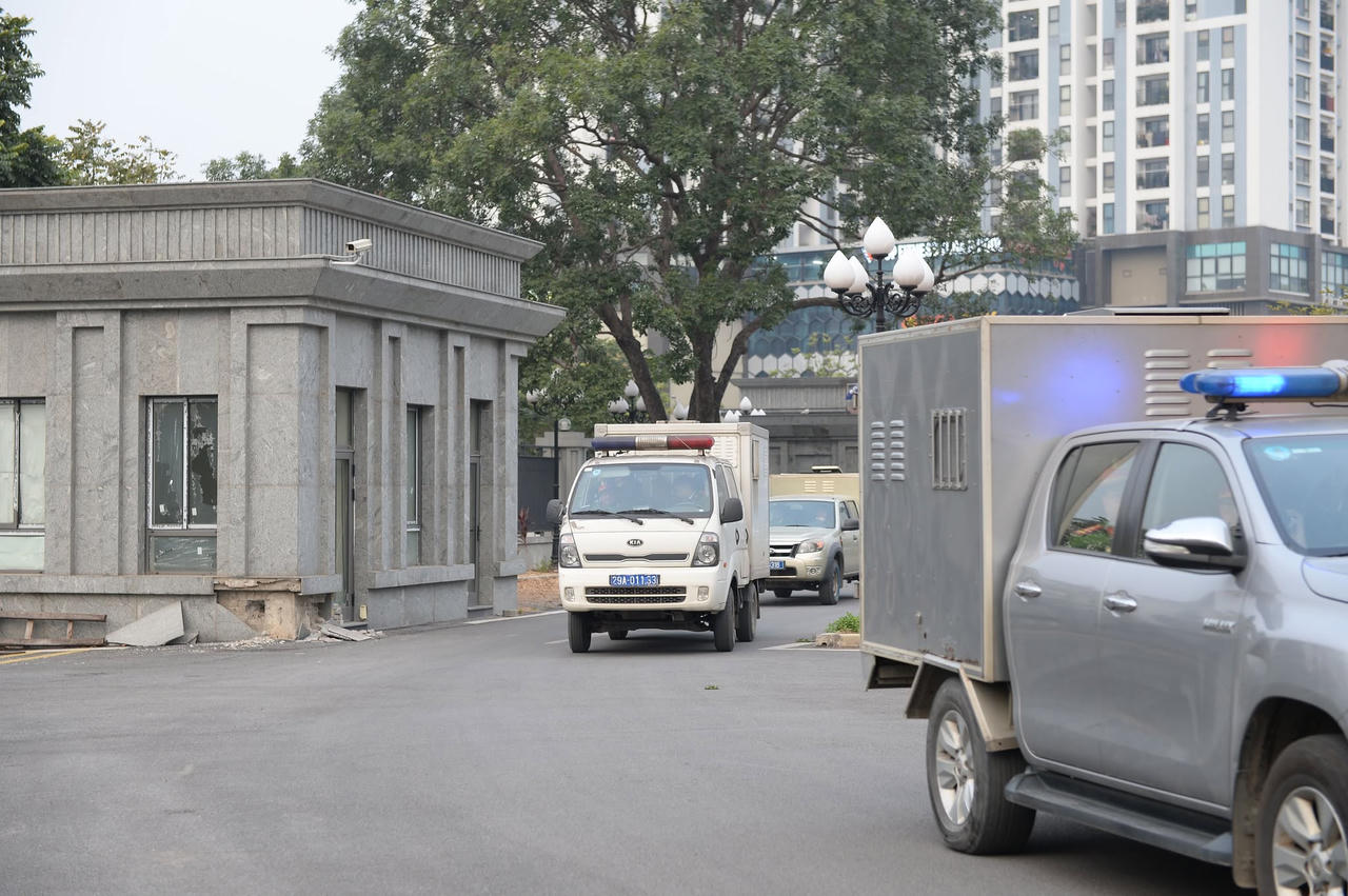 Dẫn giải 17 bị cáo trong vụ án “Chuyến bay giải cứu” giai đoạn 2 đến tòa