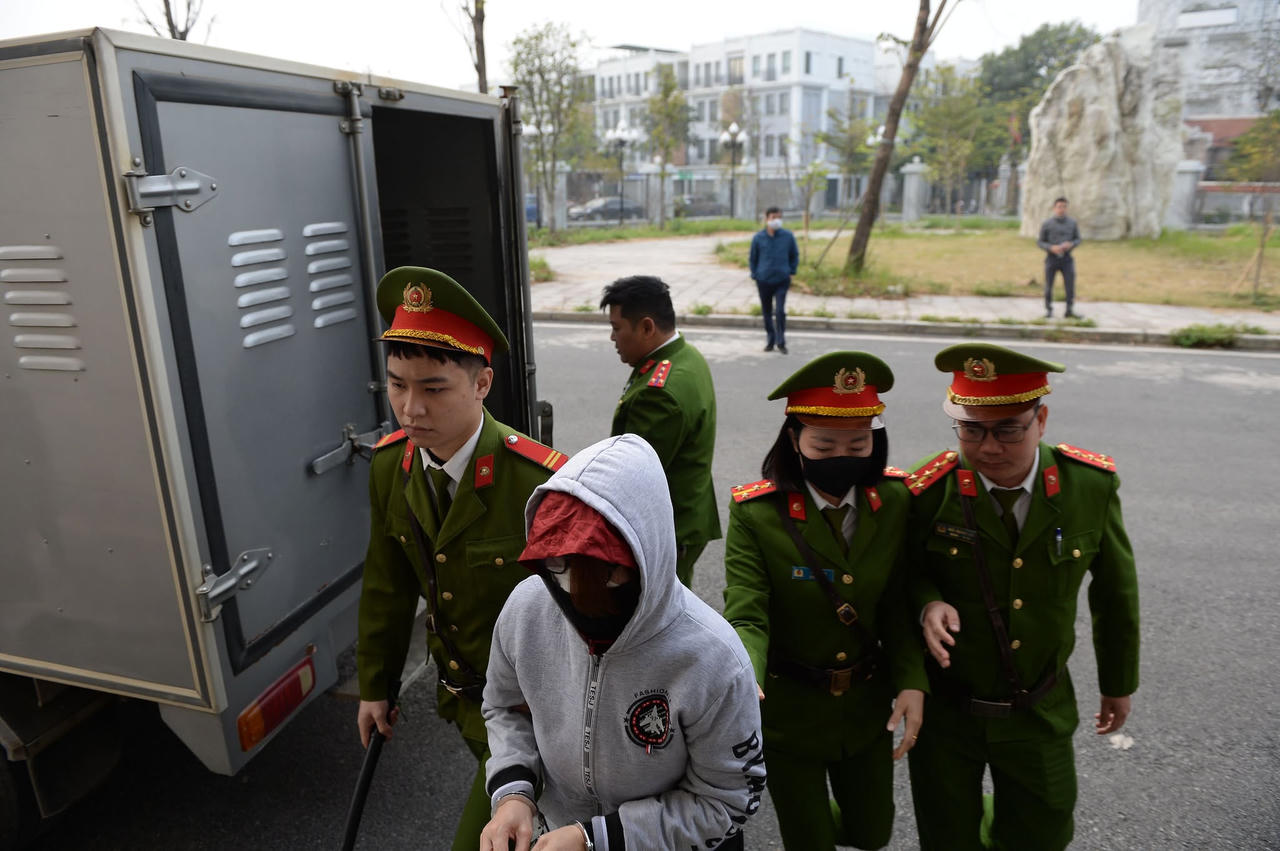 Dẫn giải 17 bị cáo trong vụ án “Chuyến bay giải cứu” giai đoạn 2 đến tòa