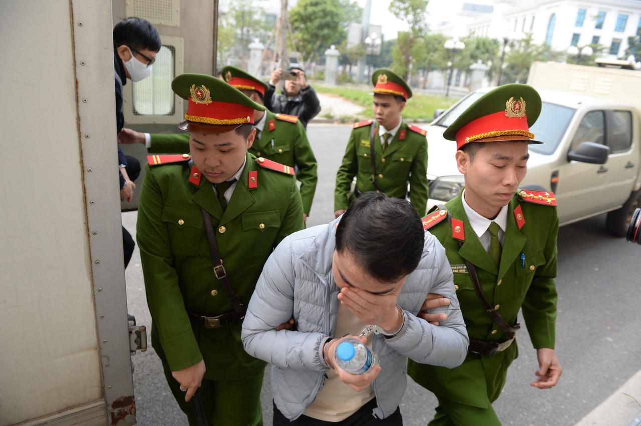 Dẫn giải 17 bị cáo trong vụ án “Chuyến bay giải cứu” giai đoạn 2 đến tòa