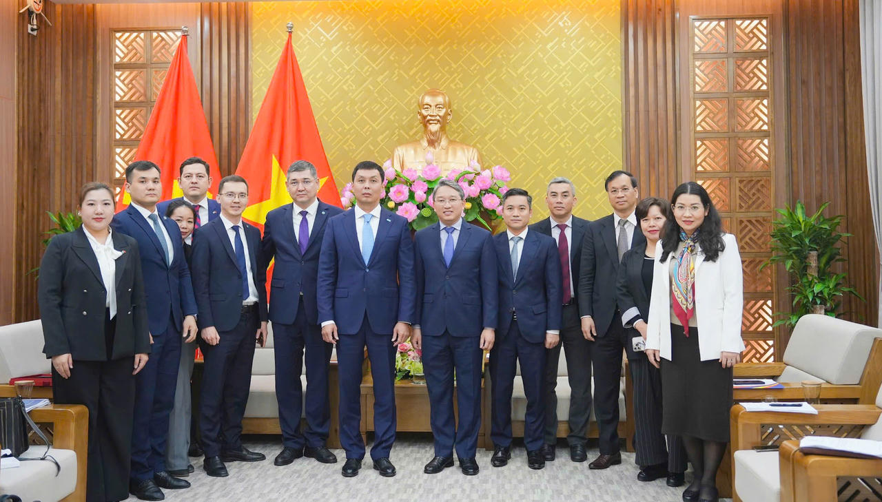 Bộ trưởng Bộ Tư pháp Nguyễn Hải Ninh tiếp Chủ tịch Cơ quan phòng, chống tham nhũng Kazakhstan