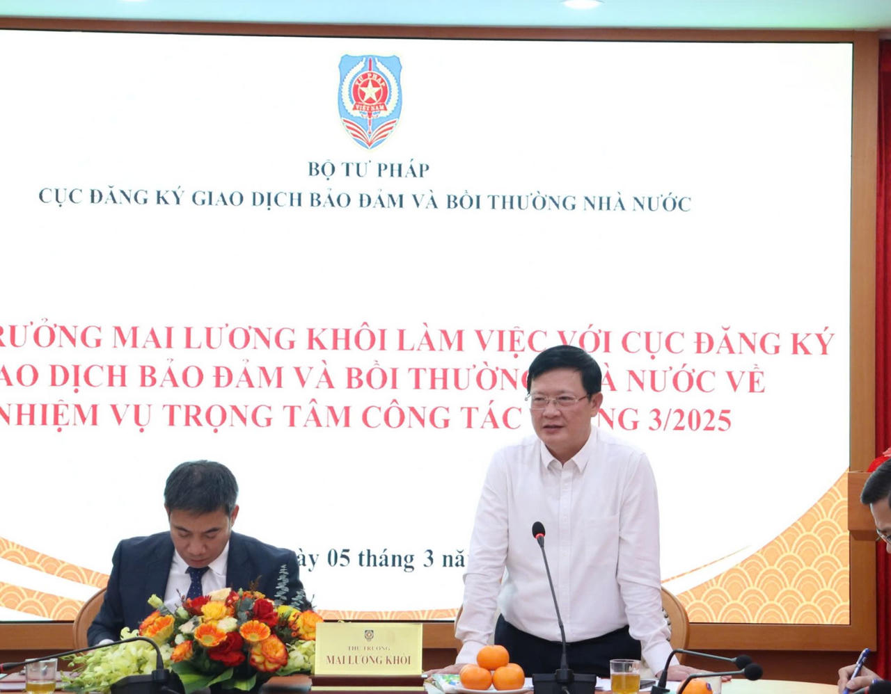 Thứ trưởng Mai Lương Khôi làm việc với Cục Đăng ký giao dịch bảo đảm và Bồi thường Nhà nước