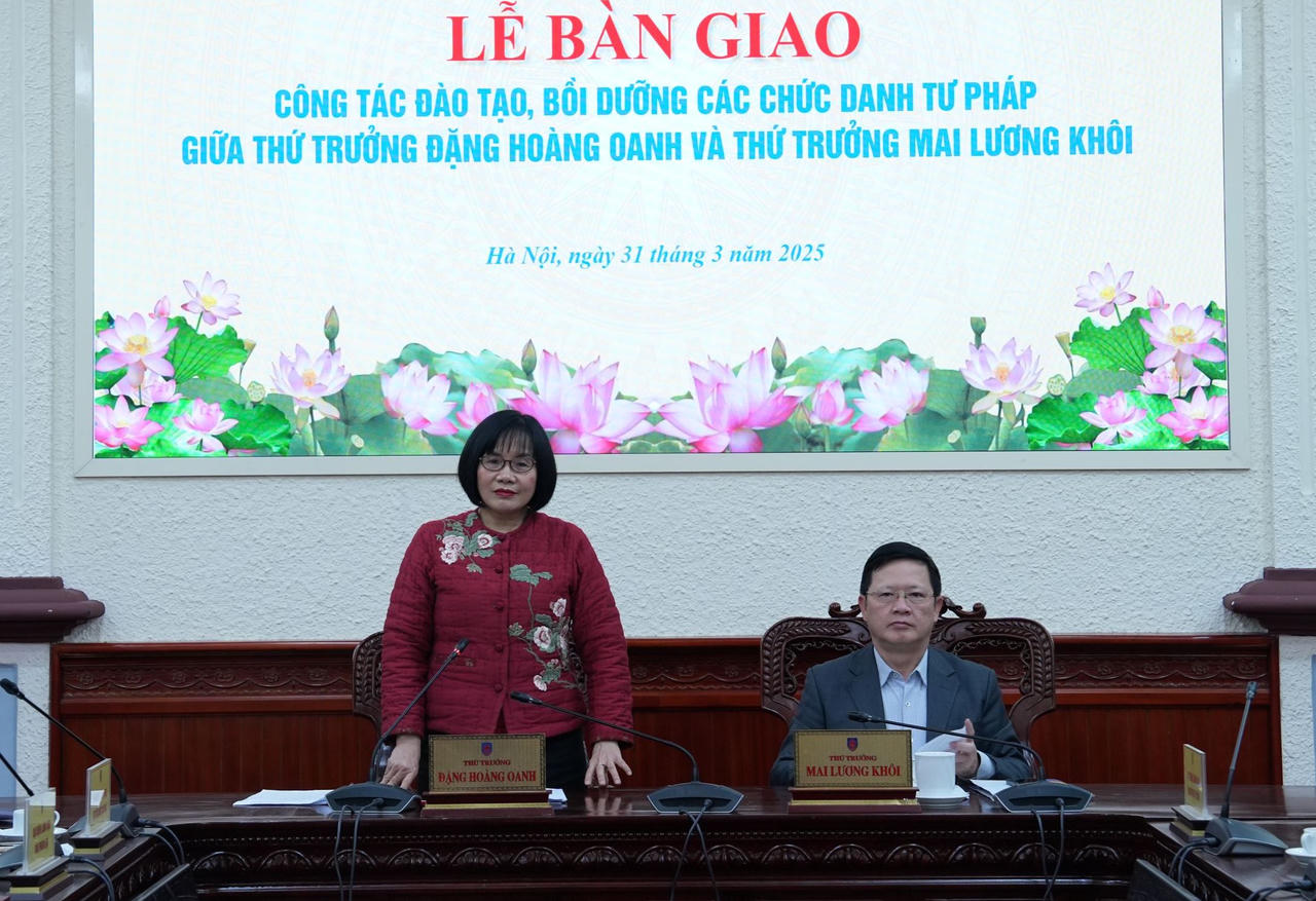 Lãnh đạo Bộ Tư pháp bàn giao công tác đào tạo, bồi dưỡng các chức danh tư pháp
