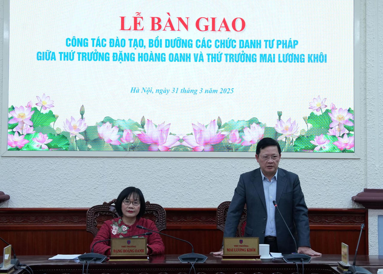 Lãnh đạo Bộ Tư pháp bàn giao công tác đào tạo, bồi dưỡng các chức danh tư pháp