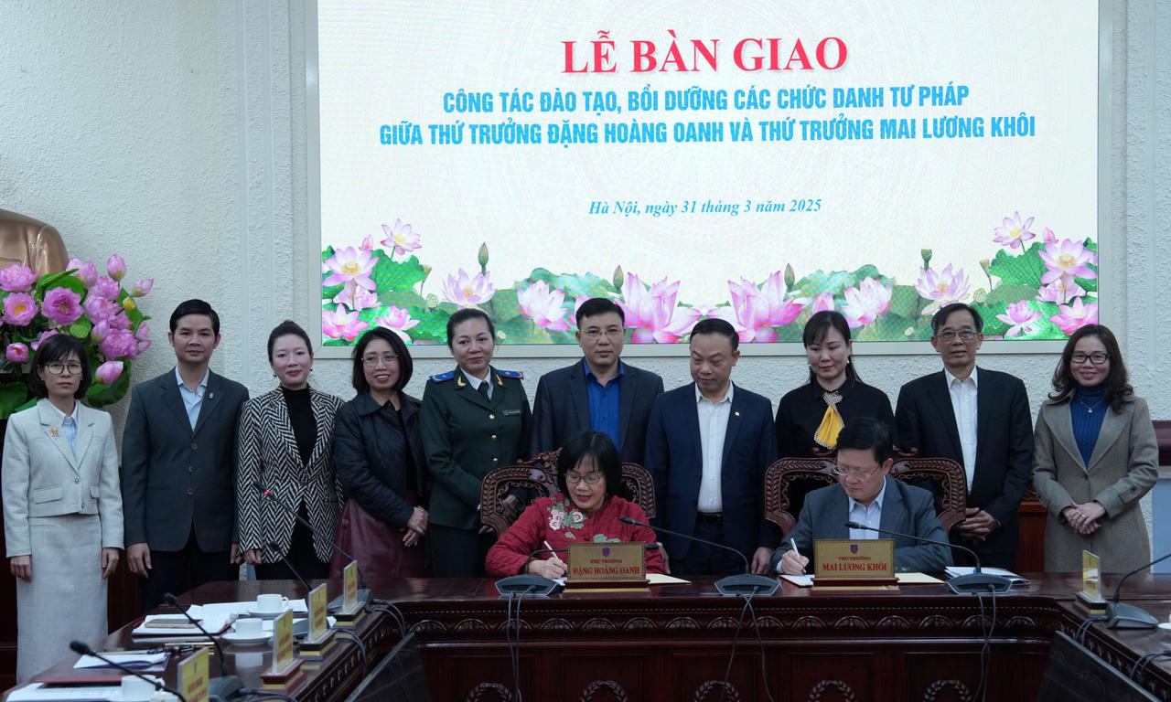 Lãnh đạo Bộ Tư pháp bàn giao công tác đào tạo, bồi dưỡng các chức danh tư pháp