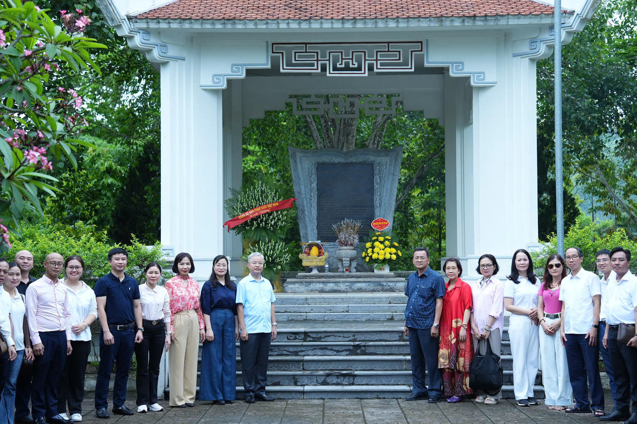 Đảng bộ Báo Pháp luật Việt Nam sinh hoạt chuyên đề tại Khu di tích lịch sử Bộ Tư pháp