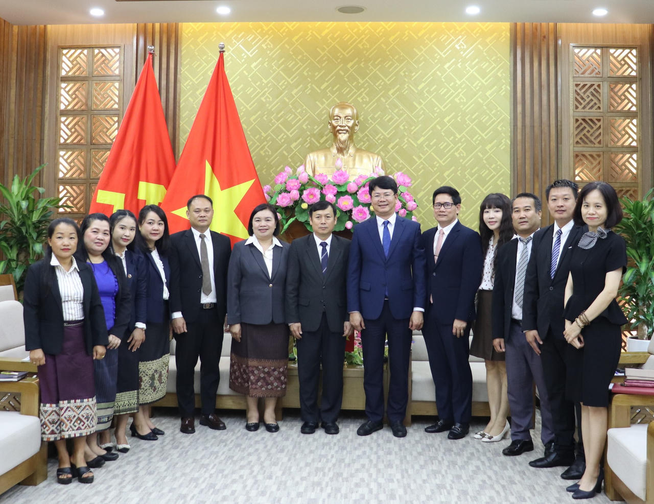 Thứ trưởng Nguyễn Thanh Tịnh tiếp Đoàn công tác của Bộ Tư pháp Lào