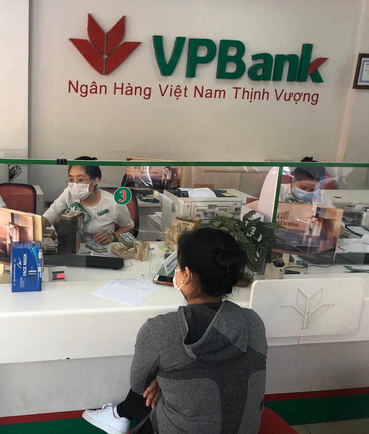 Hai “bông hồng” xung phong vào tâm dịch