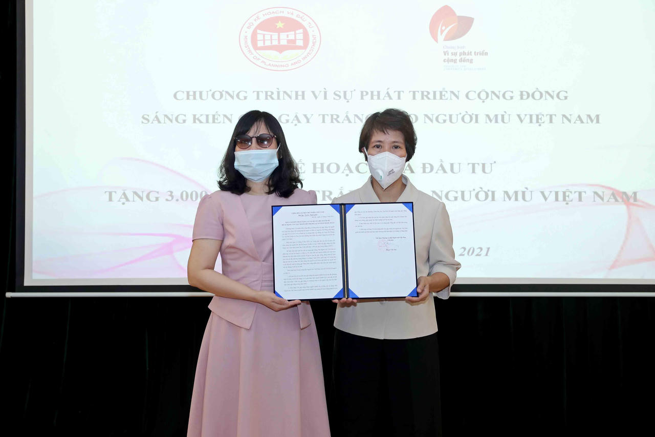 Trao 3.000 cây gậy trắng cho người mù Việt Nam