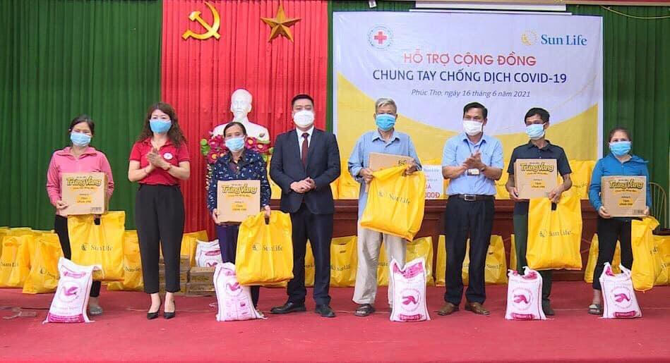 Sun Life Việt Nam đã đóng góp hơn 1,2 tỷ đồng vào công tác phòng chống dịch COVID-19 năm 2021