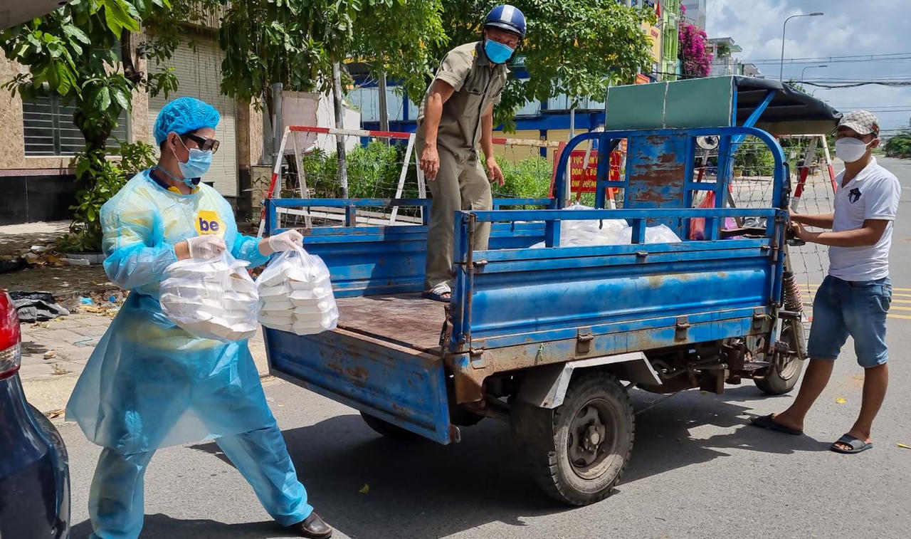 Anh tài xế len lỏi khắp vùng dịch chuyển hàng từ thiện ở TP.HCM