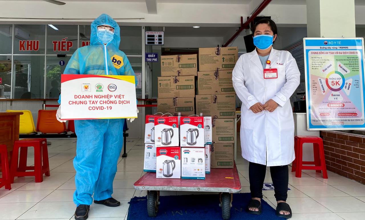 Anh tài xế len lỏi khắp vùng dịch chuyển hàng từ thiện ở TP.HCM