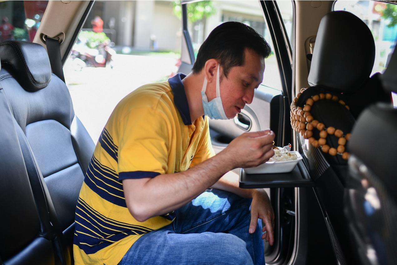 Anh tài xế len lỏi khắp vùng dịch chuyển hàng từ thiện ở TP.HCM