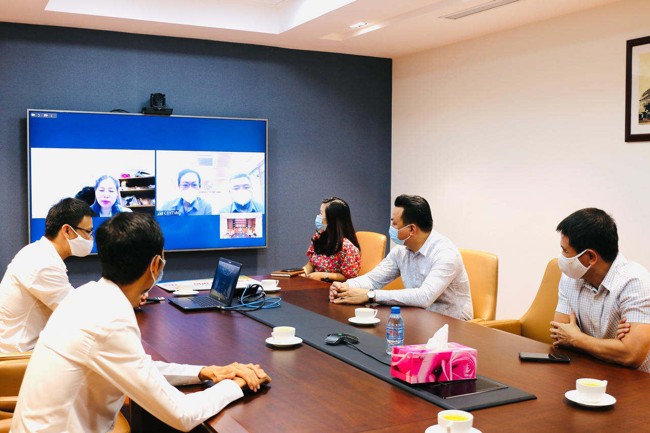 Bảo hiểm PVI trao tặng 1 tỷ đồng cho cán bộ y tế tuyến đầu chống dịch