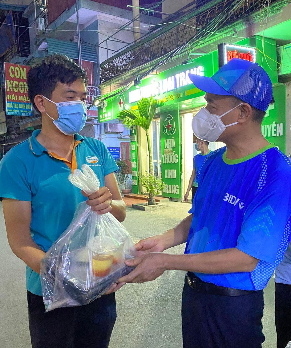 BIDV trao 18.000 suất cơm tặng đồng bào khó khăn tại TP Hà Nội