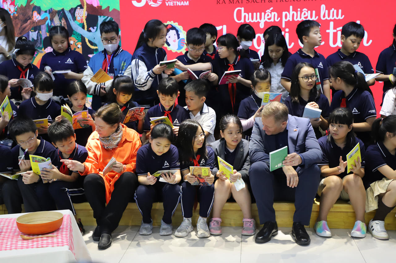 Họa sỹ từ quê hương Andersen mang ‘Chuyến phiêu lưu vào thế giới cổ tích’ đến Việt Nam