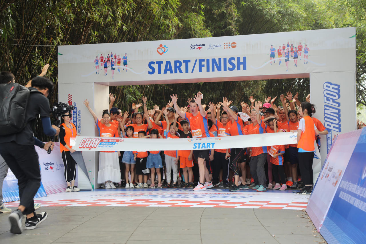 Thanh niên Việt Nam tham gia giải chạy để nói “KHÔNG” với bạo lực với phụ nữ và trẻ em gái