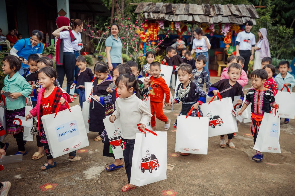 Chuyến xe Home Love mang 'Tết tròn' về trên rẻo cao