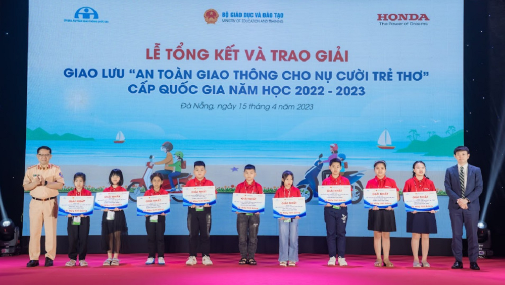 Trao giải Hội giao lưu 'An toàn giao thông cho nụ cười trẻ thơ' năm học 2022 - 2023