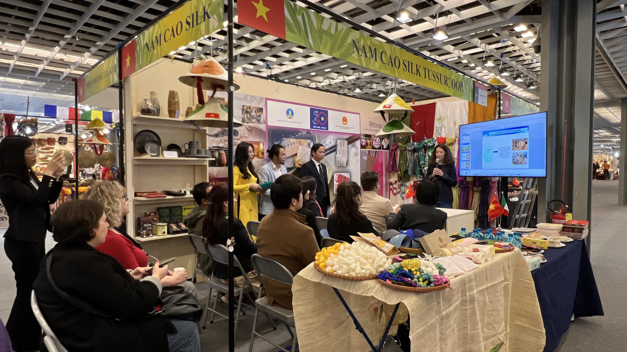Hàng Việt Nam tham dự Hội chợ quốc tế công mỹ nghệ ở Italia