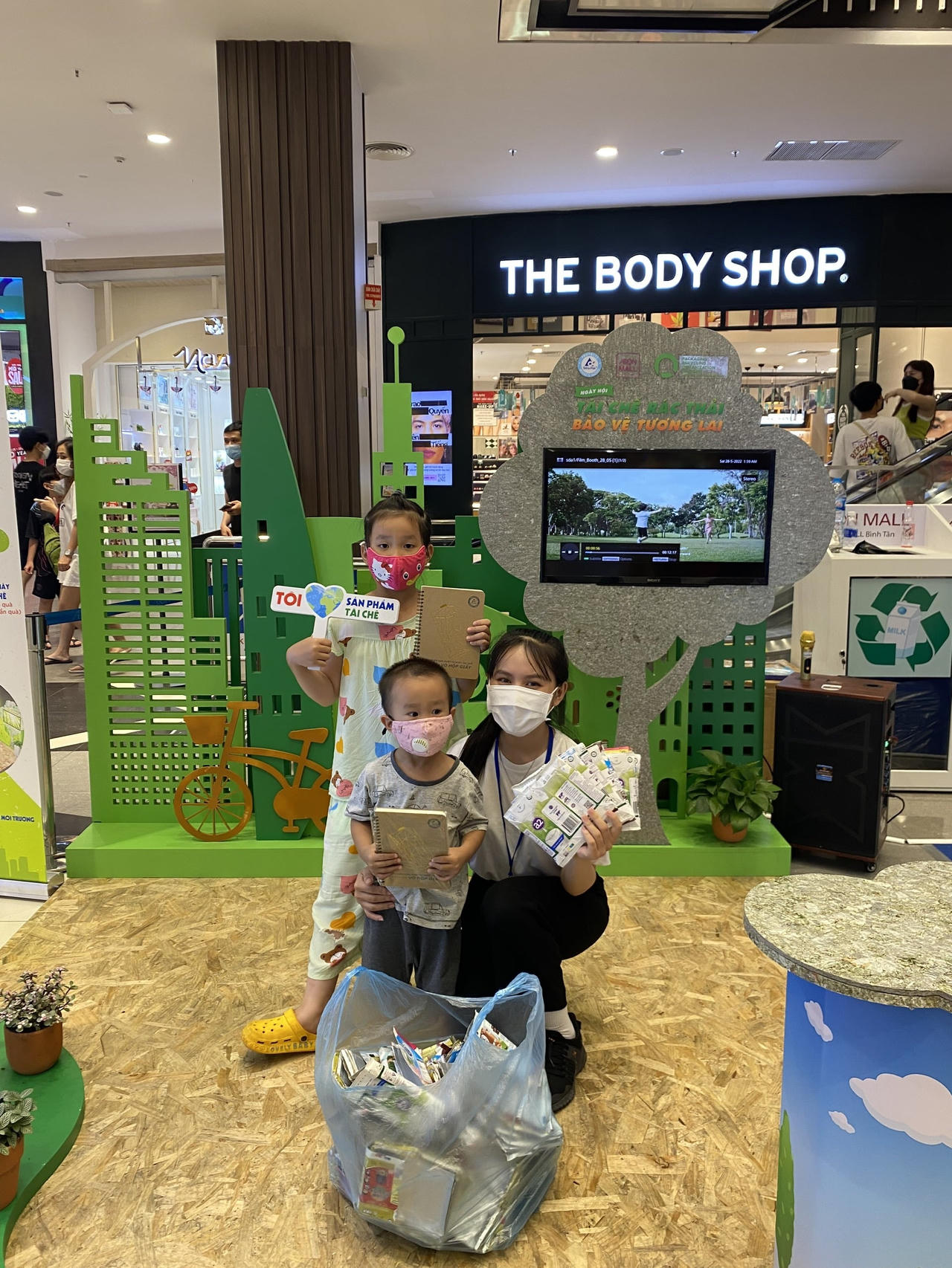 Thu gom và tái chế vỏ hộp giấy đồ uống đã qua sử dụng tại AEON MALL ở Hà Nội