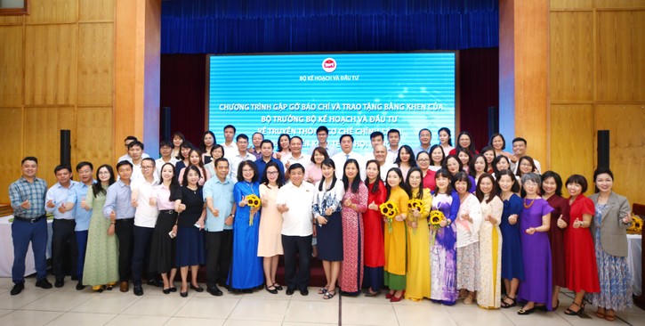 Bộ KH&ĐT trao Bằng khen cho 8 tập thể và 42 cá nhân