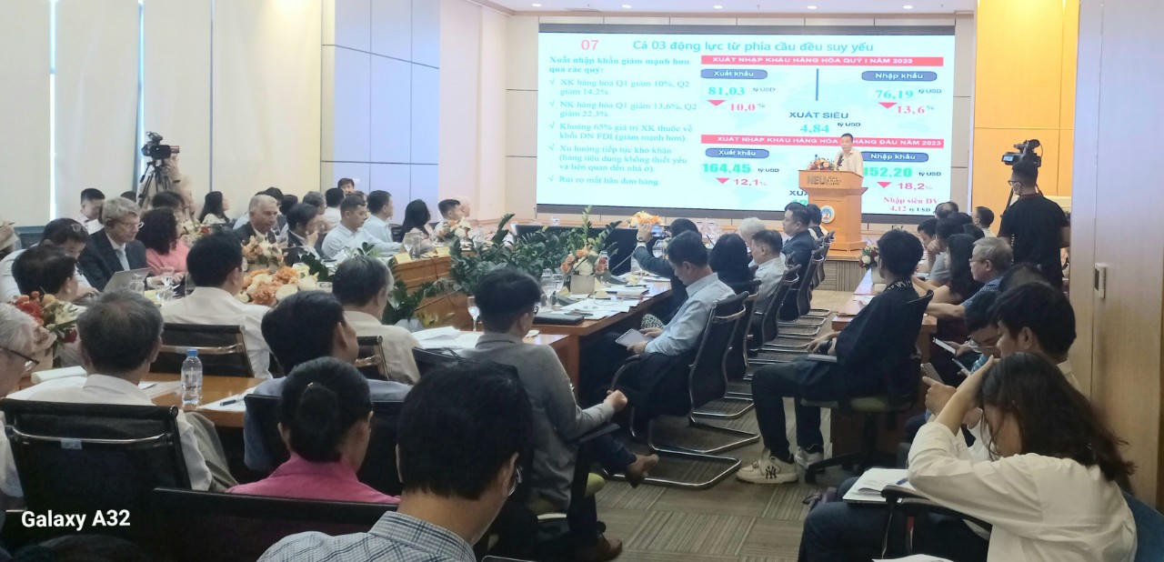 Việt Nam cần nhiều công cụ chính sách tài khoá hơn để kích cầu