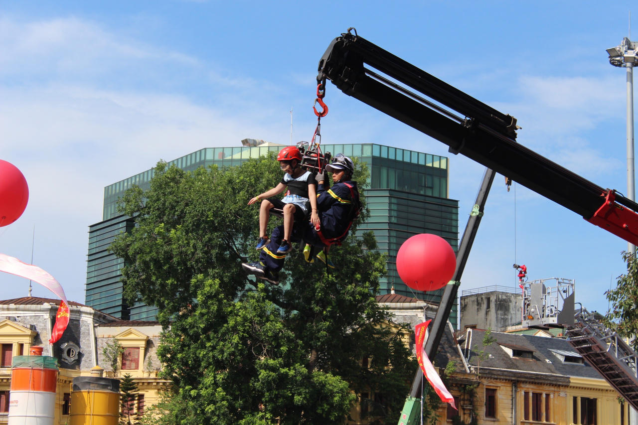 Trải nghiệm kỹ năng chữa cháy và thoát nạn trên các phương tiện phòng cháy chữa cháy chuyên dụng