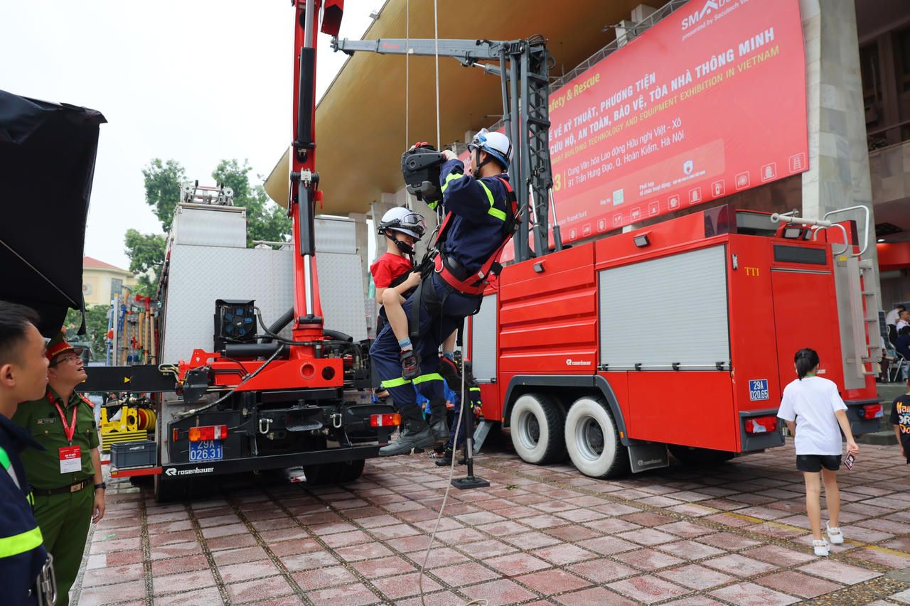 Trải nghiệm kỹ năng chữa cháy và thoát nạn trên các phương tiện phòng cháy chữa cháy chuyên dụng