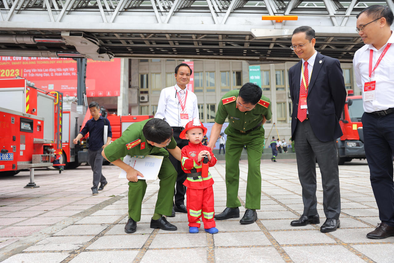 Trải nghiệm kỹ năng chữa cháy và thoát nạn trên các phương tiện phòng cháy chữa cháy chuyên dụng