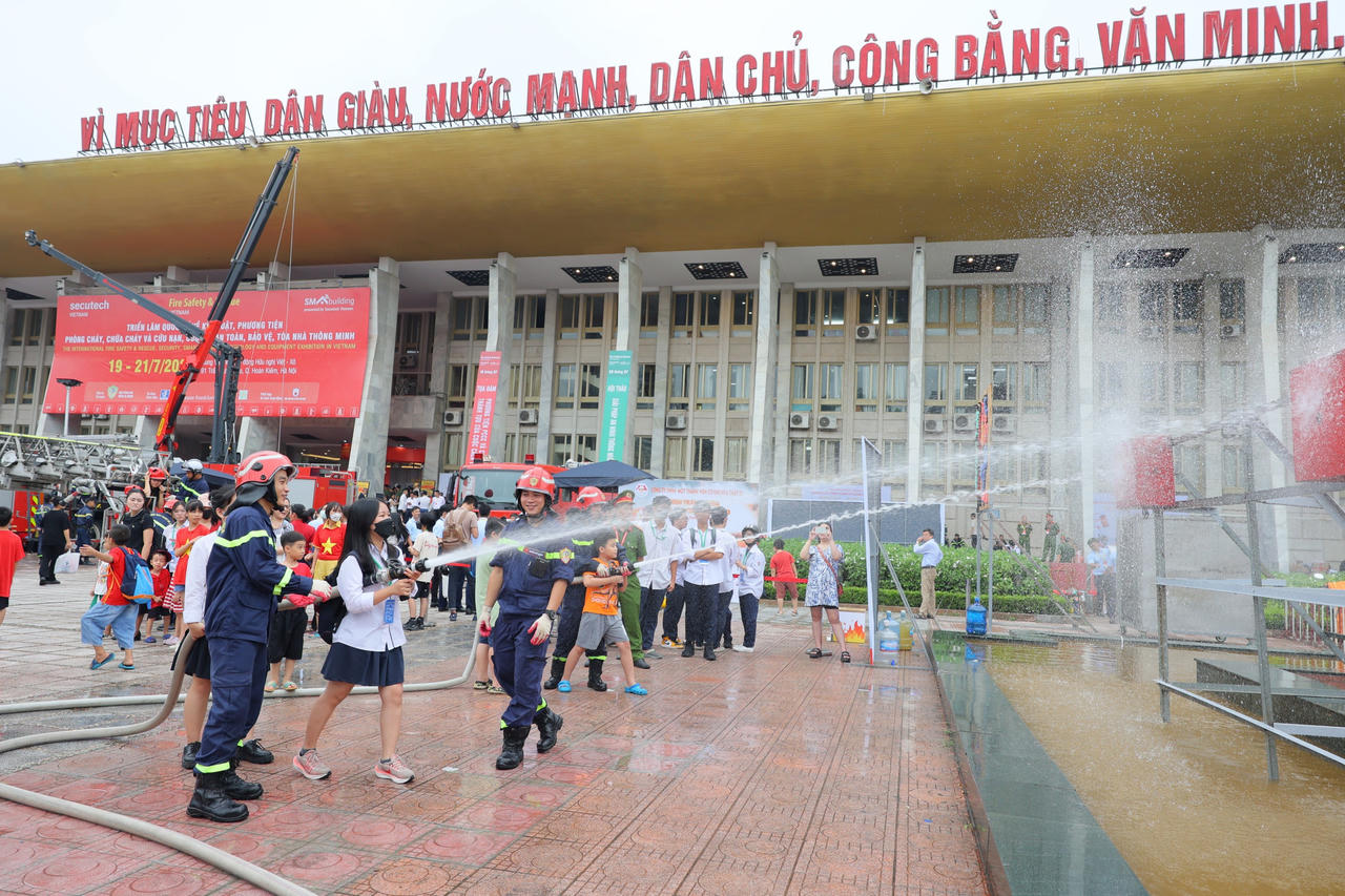 Trải nghiệm kỹ năng chữa cháy và thoát nạn trên các phương tiện phòng cháy chữa cháy chuyên dụng