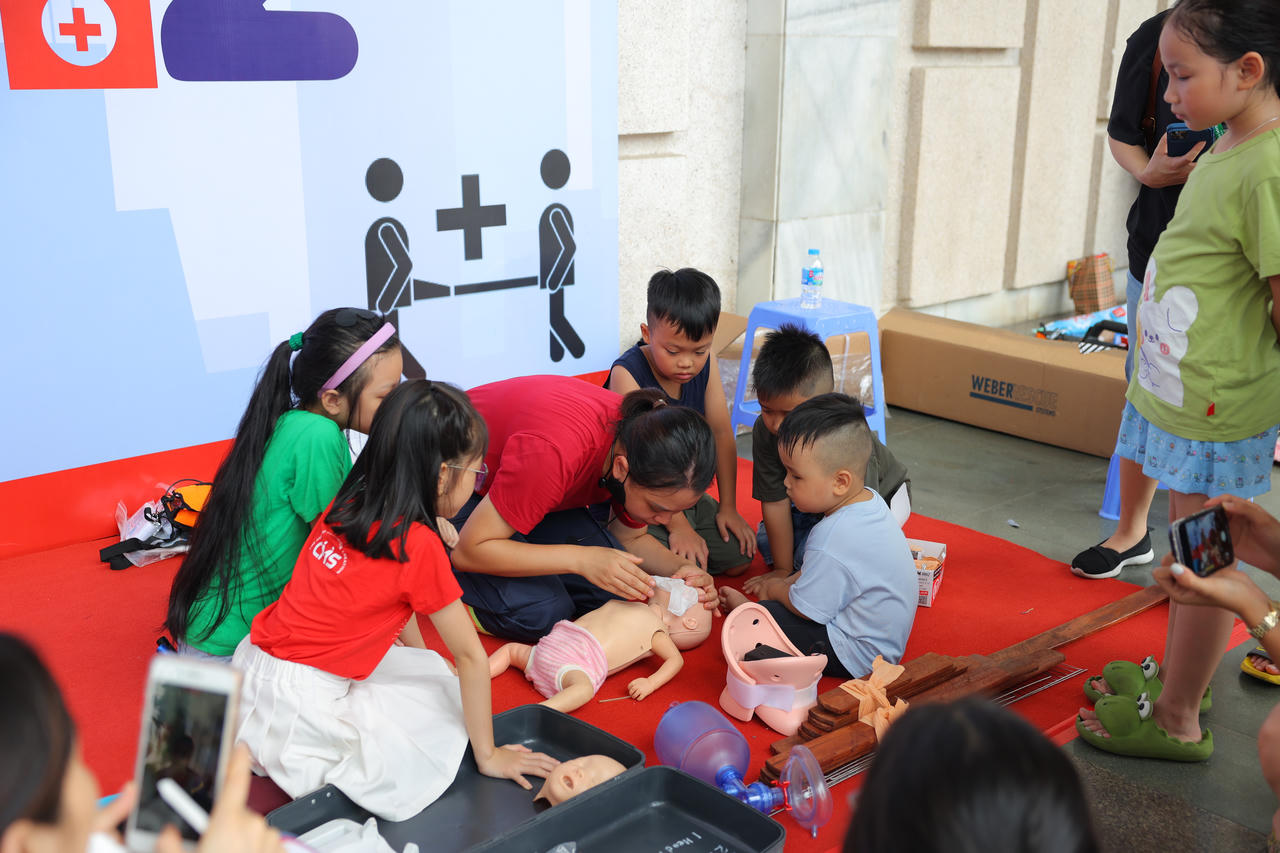 Trải nghiệm kỹ năng chữa cháy và thoát nạn trên các phương tiện phòng cháy chữa cháy chuyên dụng