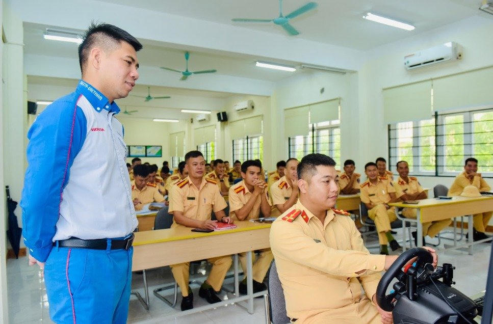 Honda Việt Nam triển khai chương trình tập huấn lái ô tô an toàn cho Cảnh sát giao thông toàn quốc