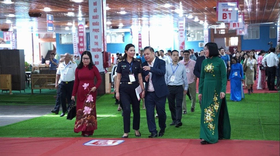 Đang diễn ra Hội chợ Đồ gỗ xuất khẩu phục vụ thị trường nội địa